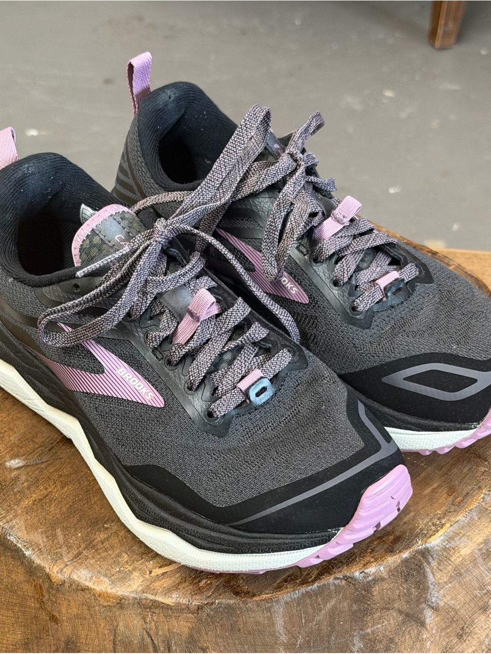Brooks Caldera Women's running shoe Grey and Pink Running Shoes woman’s size 6